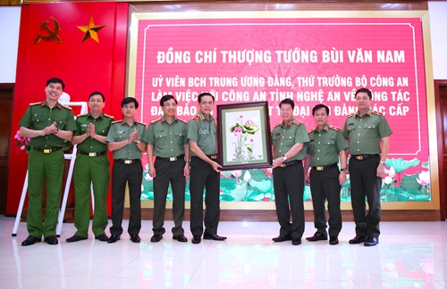 Thứ trưởng Bùi Văn Nam làm việc tại Công an tỉnh Nghệ An