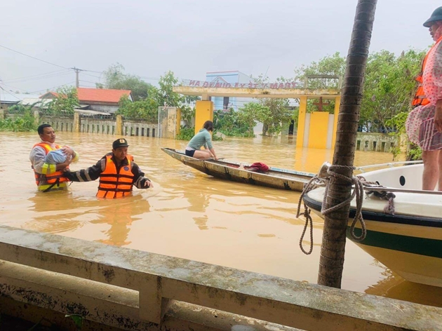 Trung đoàn CSCĐ Trung Bộ giúp người dân phòng chống lũ lụt