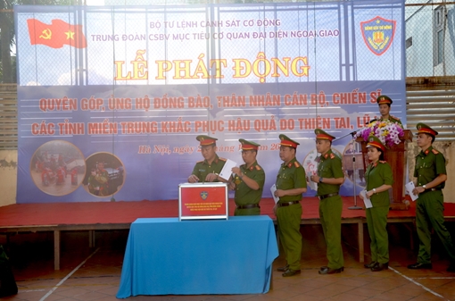 Cảnh sát bảo vệ mục tiêu hướng về đồng bào miền Trung ruột thịt