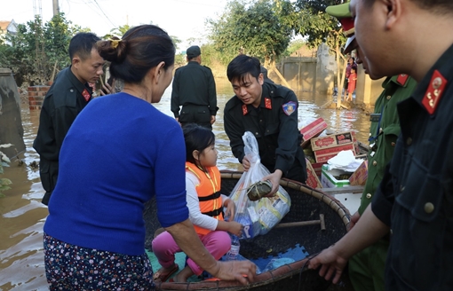 Trung đoàn CSCĐ Bắc Trung Bộ ra quân giúp đỡ đồng bào vùng lũ