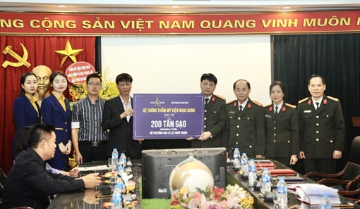 Báo CAND tiếp nhận 200 tấn gạo ủng hộ đồng bào miền Trung