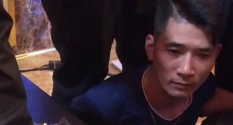 Mẹ bị bắt vì buôn ma túy, con xách 2 bánh heroin đi bán 