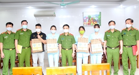 Bộ Tư lệnh CSCĐ tặng quà đoàn viên Công đoàn có hoàn cảnh khó khăn