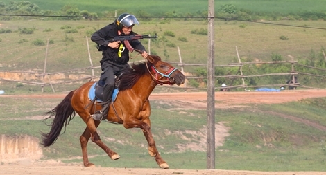 Cảnh sát cơ động Kỵ binh trình diễn nhiều kỹ năng đặc biệt