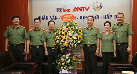 Thứ trưởng Trần Quốc Tỏ thăm, chúc mừng Cục Truyền thông CAND nhân dịp 21/6