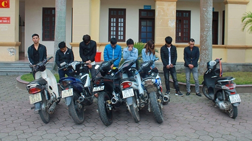 Cô gái "đập đá" với 7 thanh niên trong quán karaoke