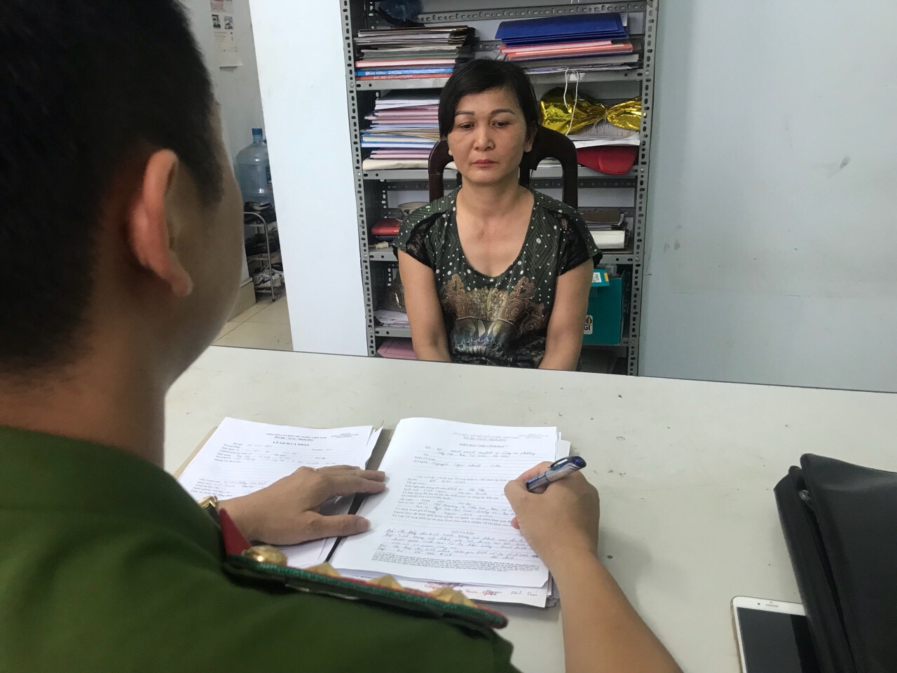 Người phụ nữ nhét 3 gói ma túy vào vùng kín khi đi ăn đêm