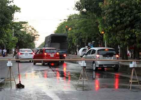 Nhiều người gặp nạn vì cả xe mỡ đổ ra đường