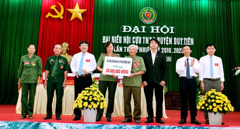 Trao 30 triệu đồng hỗ trợ cựu thanh niên xung phong