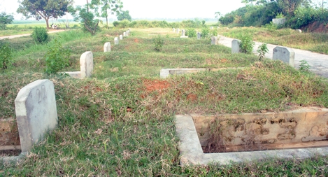 Xây mộ "chờ" cho người đang sống