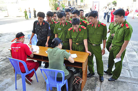 Những chiến sĩ Công an hiến máu trong Hành trình đỏ 2016
