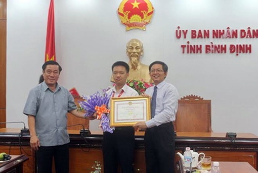 Khen thưởng thí sinh đoạt Huy chương Bạc Olympic toán học Quốc tế