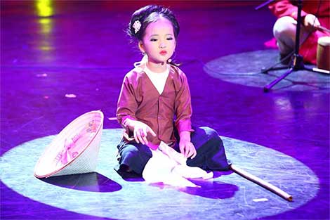Tài năng xẩm nhí Mai Anh biểu diễn trong “Ngãi mẹ sinh thành”