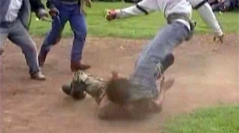 Kiểm sát viên đánh hàng xóm nhập viện