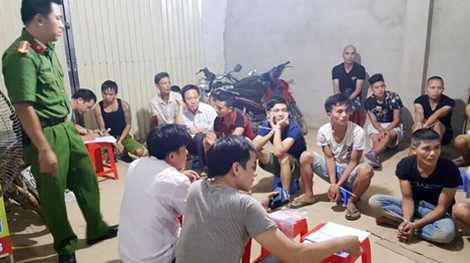 Trinh sát vùng cao phá án đánh bạc trong lòng núi