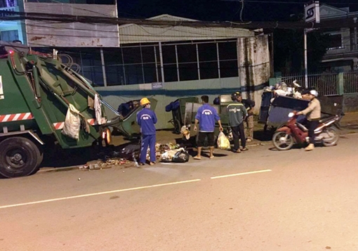 Người dân bức xúc trước điểm tập kết rác gây ô nhiễm