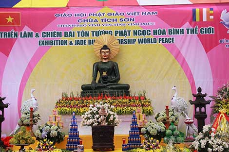 Nghìn người đón tượng Phật Ngọc lớn nhất thế giới ở Vĩnh Phúc