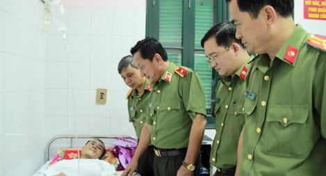 Bộ trưởng Tô Lâm động viên cán bộ Công an bị thương khi làm nhiệm vụ