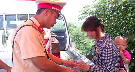 Thiếu phụ và con bị lừa bán sang Trung Quốc đói lả được CSGT giúp đỡ