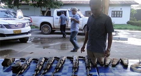 Bắt đối tượng "vác" 6 khẩu tiểu liên AK vào vùng phức tạp về ANTT ở Lào