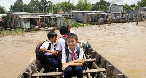 Mưu sinh trên “ốc đảo” giữa dòng sông Hậu