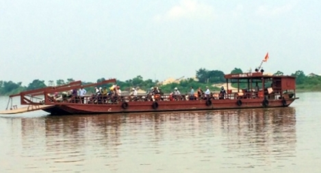 Cần xử phạt thật nghiêm khách qua sông không mặc áo phao