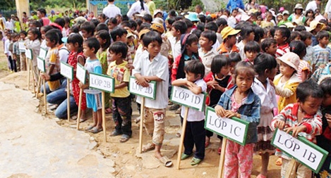 Thầy giáo trẻ “bám rừng”, lấy tiền lương nuôi học trò nghèo