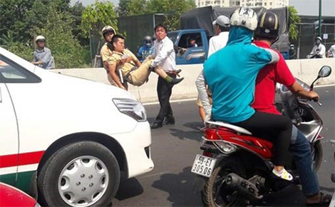 Ma men lái xe bỏ chạy tông CSGT trọng thương