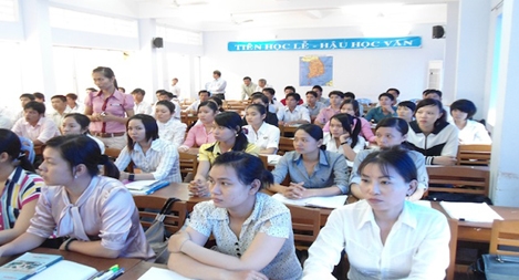 Thừa thầy, thiếu thợ, nhiều cử nhân phải "học lùi"