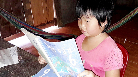 Xót xa bé gái 12 tuổi trông như trẻ mẫu giáo