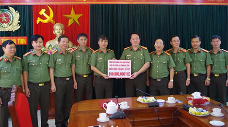 Công an TP Hải Phòng ủng hộ CBCS Công an vùng lũ Hà Tĩnh 100 triệu đồng