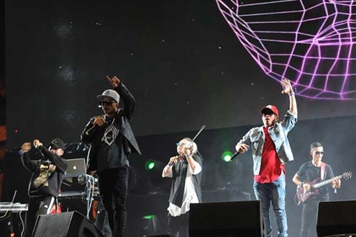 Gió mùa “đốt cháy” khán giả Hà Nội