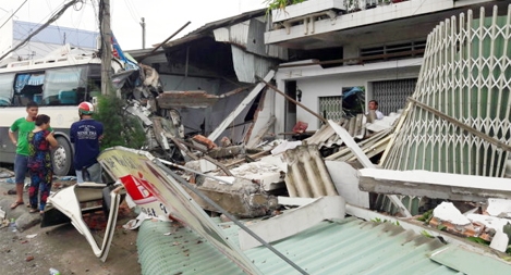 Nửa đêm, container và xe khách lao vào nhà dân