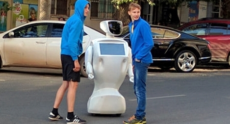 Cảnh sát bắt người máy!