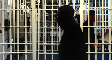 Ra khỏi trại giam trong... quan tài