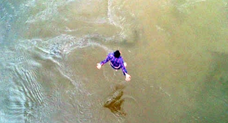 Cứu sống một phụ nữ nhảy sông tự vẫn