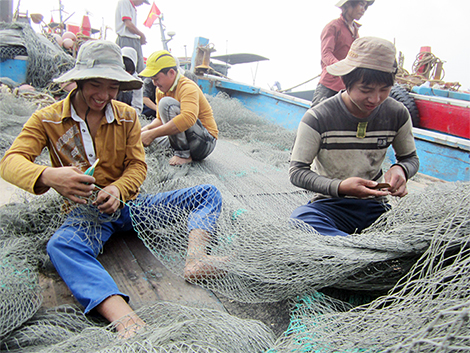 Xã có nhiều học sinh bỏ học đi biển