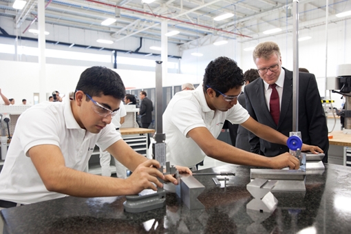 Robot hóa đang tới gần