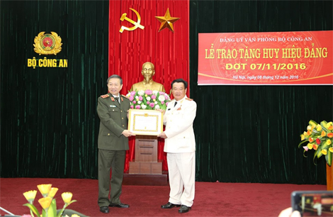 Thượng tướng Nguyễn Khánh Toàn đón nhận Huy hiệu 50 năm tuổi Đảng