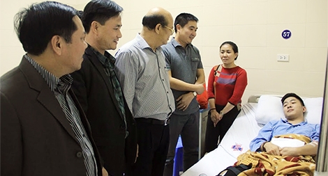 Học viện CSND thăm, gửi tặng 50 triệu đồng cho sinh viên mắc bệnh hiểm nghèo