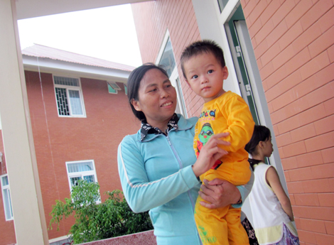 13 phụ nữ không chồng dành tình thương cho trẻ mồ côi