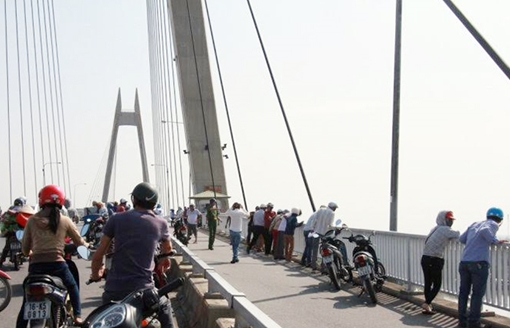 Công an và Đội bảo vệ cầu Bính giải cứu thanh niên nhảy cầu tự tử