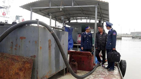 Thuyền trưởng không bằng lái chở 35.000 lít dầu không nguồn gốc