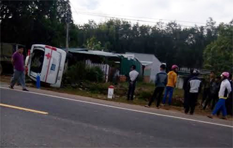 Xe cấp cứu lật, bệnh nhân tử vong trên đường chuyển viện
