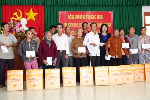 Phó Chủ tịch nước Đặng Thị Ngọc Thịnh thăm hỏi người dân vùng lũ Quảng Ngãi