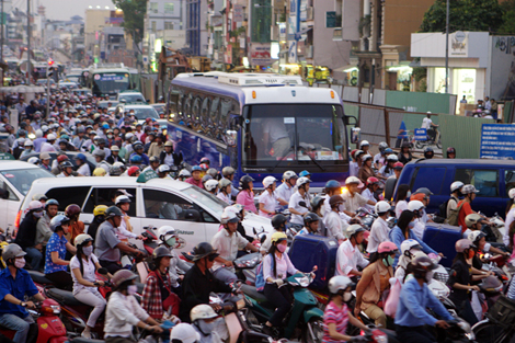 Tạo đột phá với phương tiện cá nhân và xe buýt để giảm kẹt xe cho TP HCM