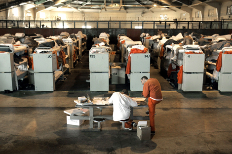 Quản ngục kiểm duyệt thư của tù phạm