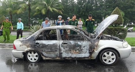 Đang lưu thông, xe 4 chỗ cháy ngùn ngụt trên đường