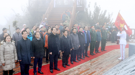 Chủ tịch nước Trần Đại Quang dự lễ thượng cờ trên đỉnh Fansipan