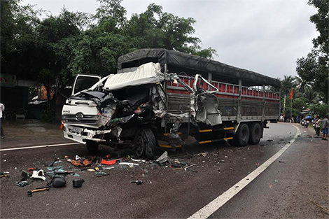 Xe tải "nát đầu" do lấn đường đâm vào xe khách
